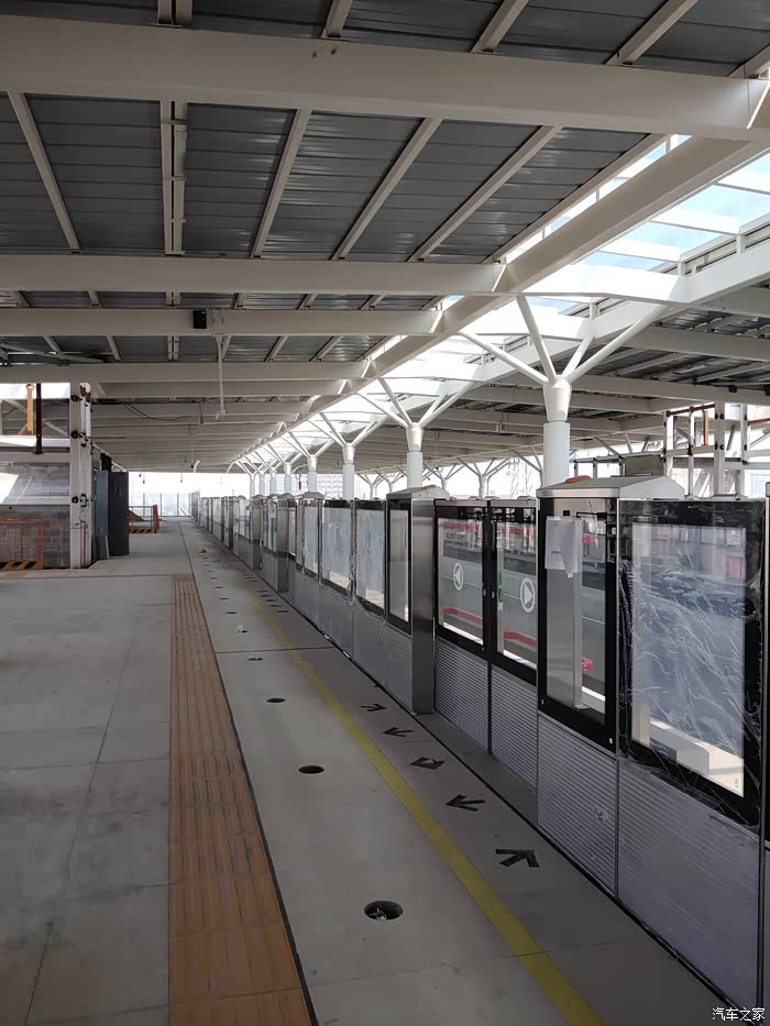 携lx近距离探秘即将竣工的轻轨站