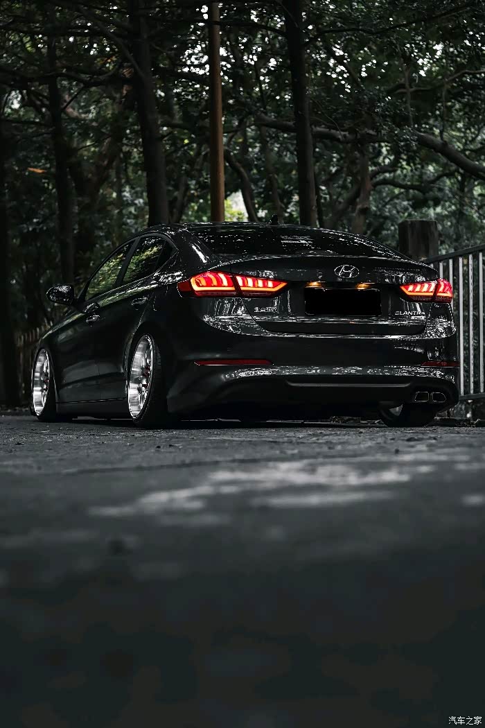 黑色的一匹黑马奔驰汽车来袭