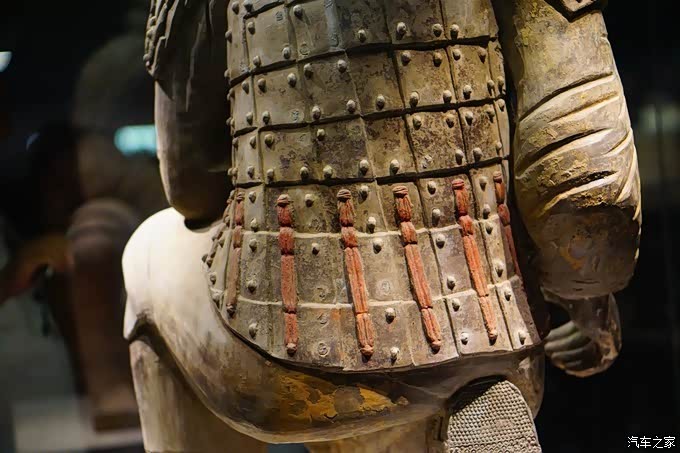 他铠甲的红色用最先进的技术保存来的一点点原有的红色.