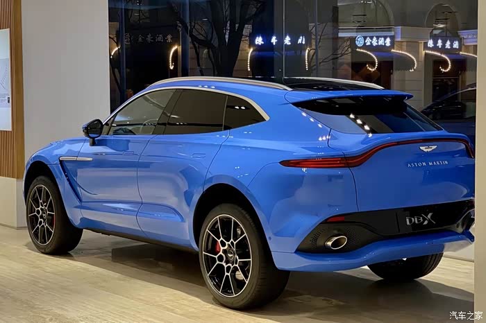 蓝色的阿斯顿马丁astonmartindbx内饰也是蓝色