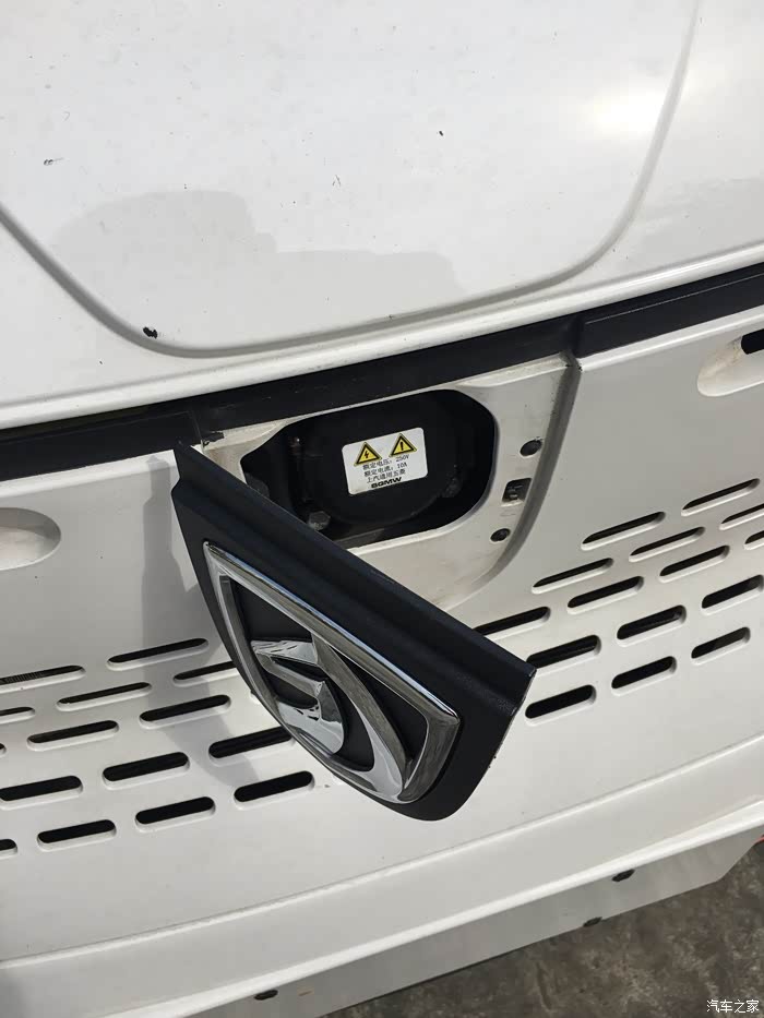 充电口,人性化略差,比较难打开,里面保护盖也一样,希望向全国推广之前