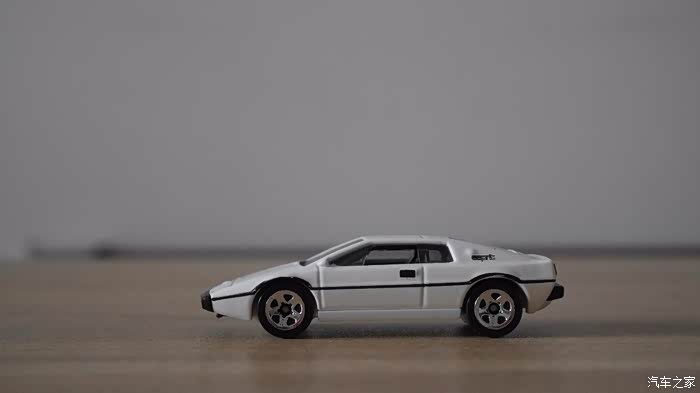 我的风火轮小跑车:lotus esprit s1 红白双煞