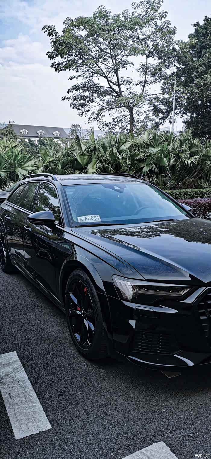 一个黑化的a6 allroad,光轮眉贴黑以后挺和谐的啊