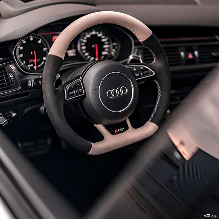 奥迪rs6avant从外头看熊猫色方向盘真是太抢眼了