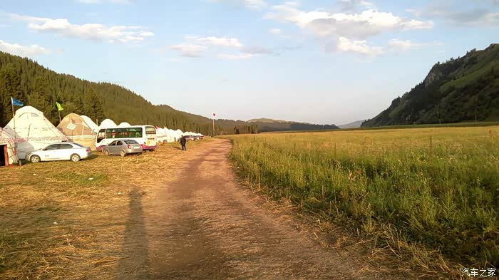 在草地里做完礼拜的哈萨克牧民走出草地