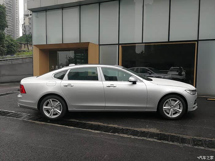 今天无聊去4s看看s90居然看到银色很惊艳一眼爱上了