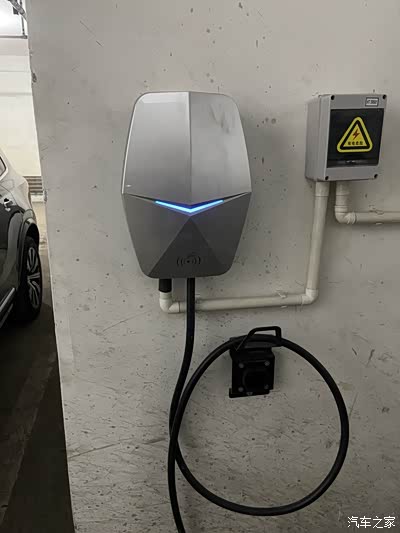 90我选择你没有错. 这个充电桩挺科幻的.