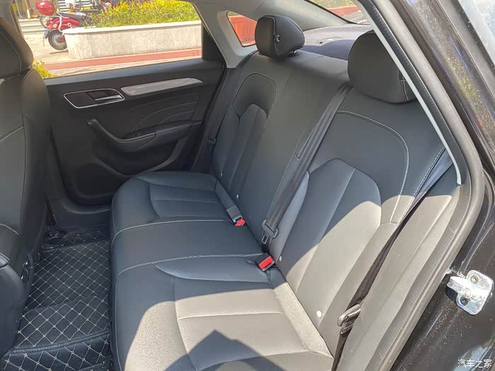 后排的空间翘个腿完全没问题,ei6为后排的考虑很周到,既有出风口,还有