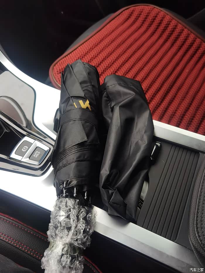 在领克app发了个小贴,得了把雨伞哈哈