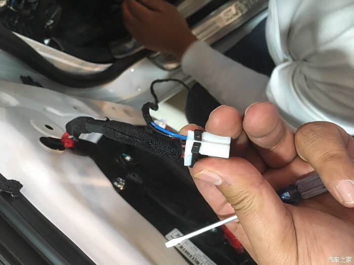 领动倒车镜折叠安装作业