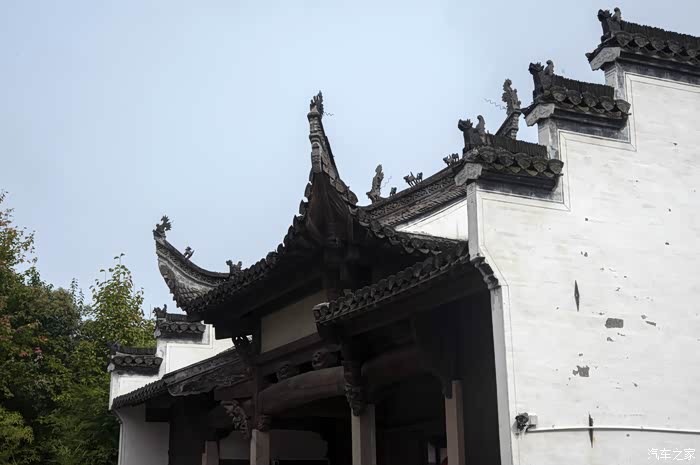 屋脊,檐角各种各样奇特动物造型,好像与其它古建筑有些不同,其中奥妙