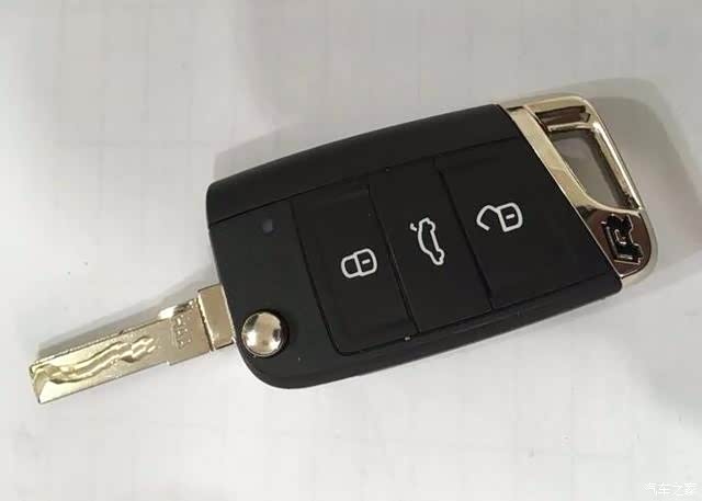 喜提7.5新款高尔夫r-line版,钥匙***高,唯独这个尾排无法理解