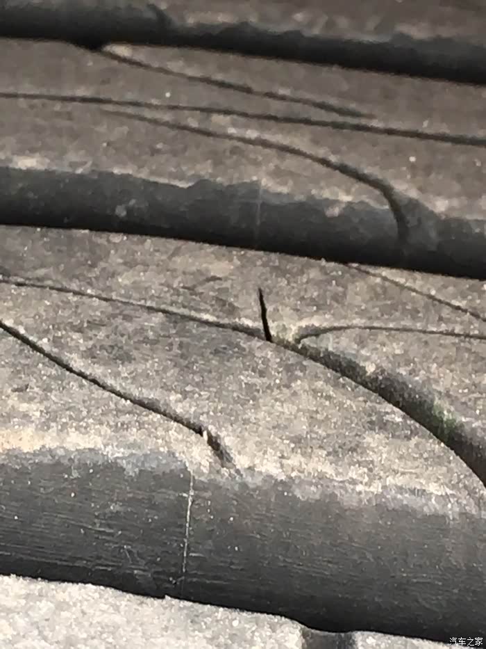 车提回来七个多月车胎有裂纹