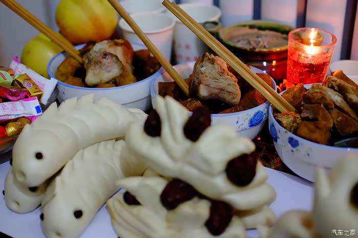 每一个贡桌上的贡品在数量与品类上都有所差异.