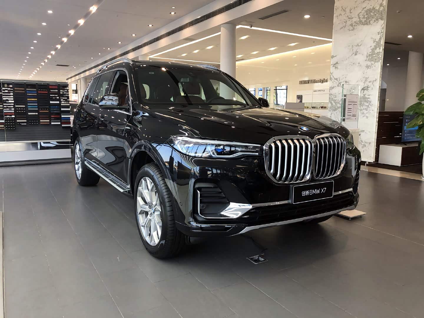 宝马x7xdrive40i尊享型这颜值高呀内饰时尚