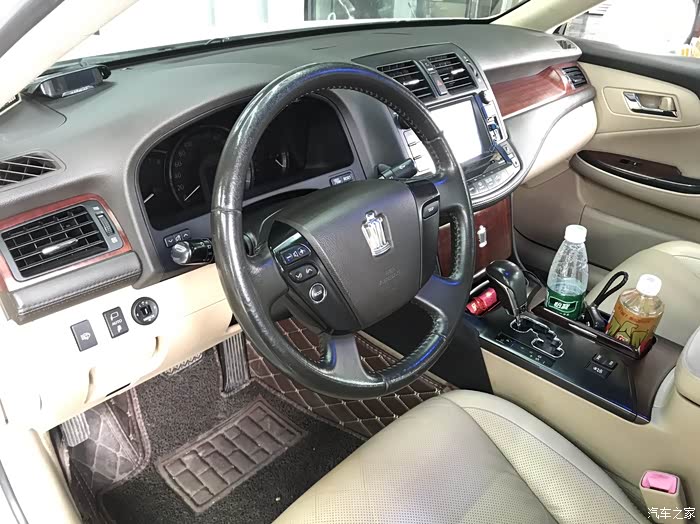 13代皇冠更换桃木纹路方向盘好看很多