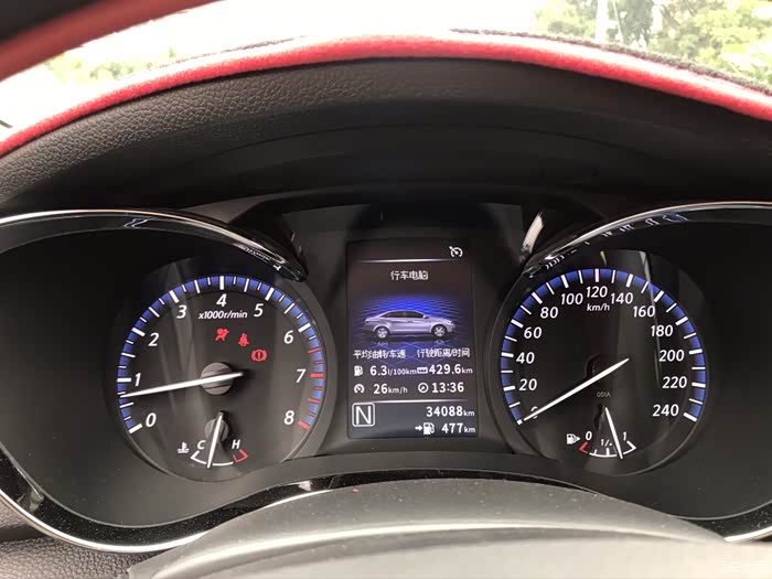 仪表盘是5英寸的液晶显示屏,显示胎压等实用信息,让驾驶者更容易掌握