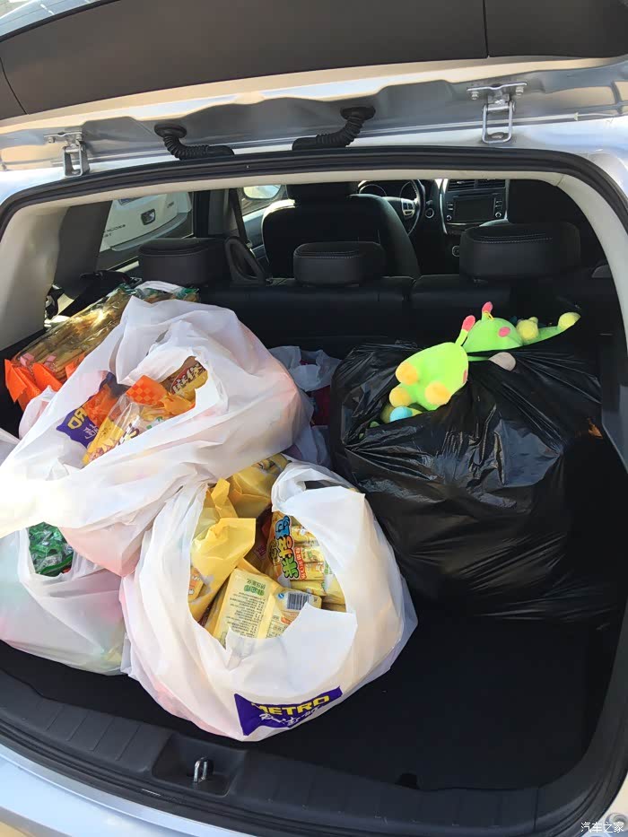 买东西后备箱都绰绰有余后备箱啊
