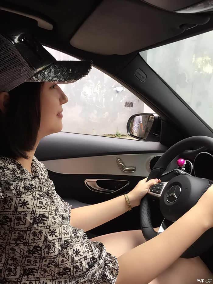 女司机提车c200一周目前还在适应换挡中