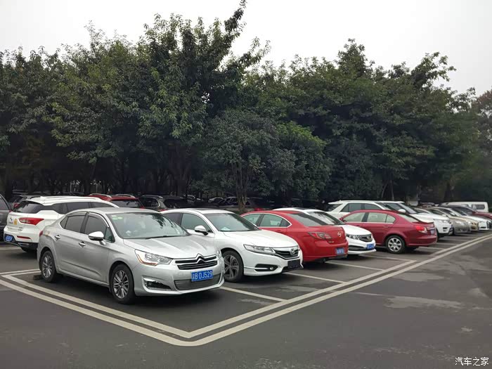 露天停车场摆满了的车车