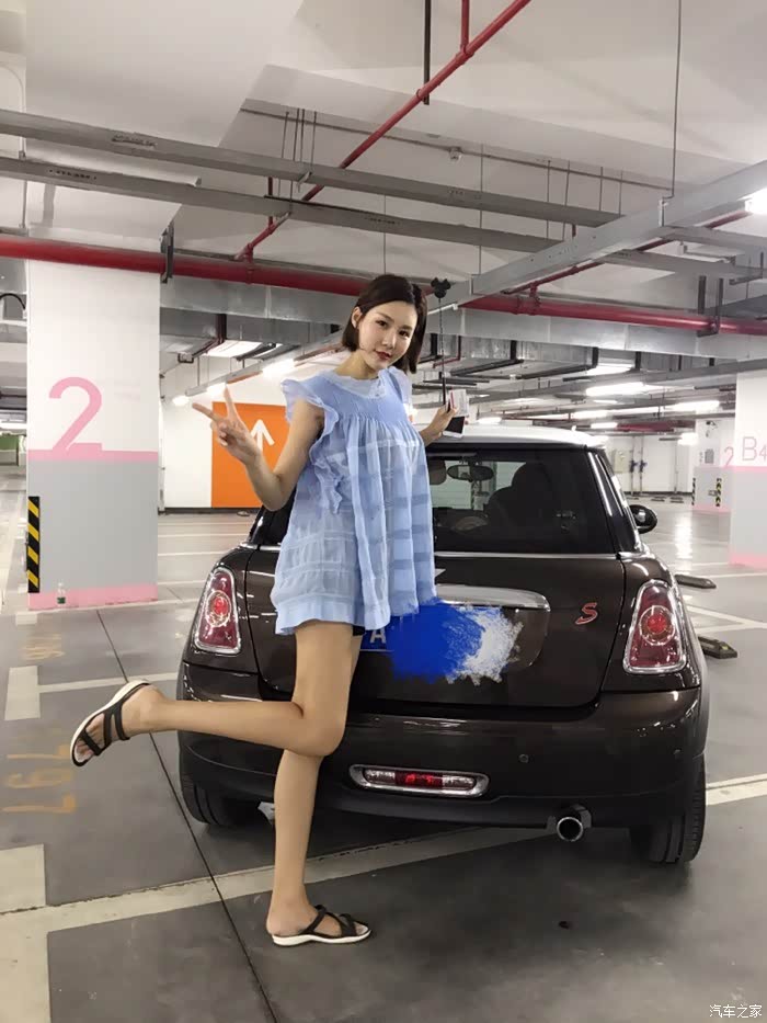 178长腿超模媳妇和她的mini地下车库黑丝性感大片