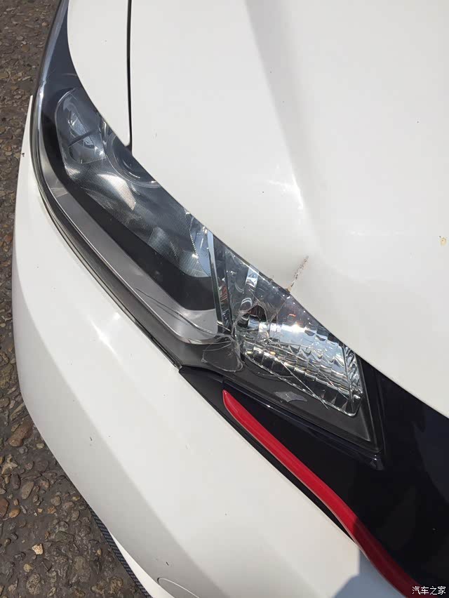 车灯被撞了哭啊