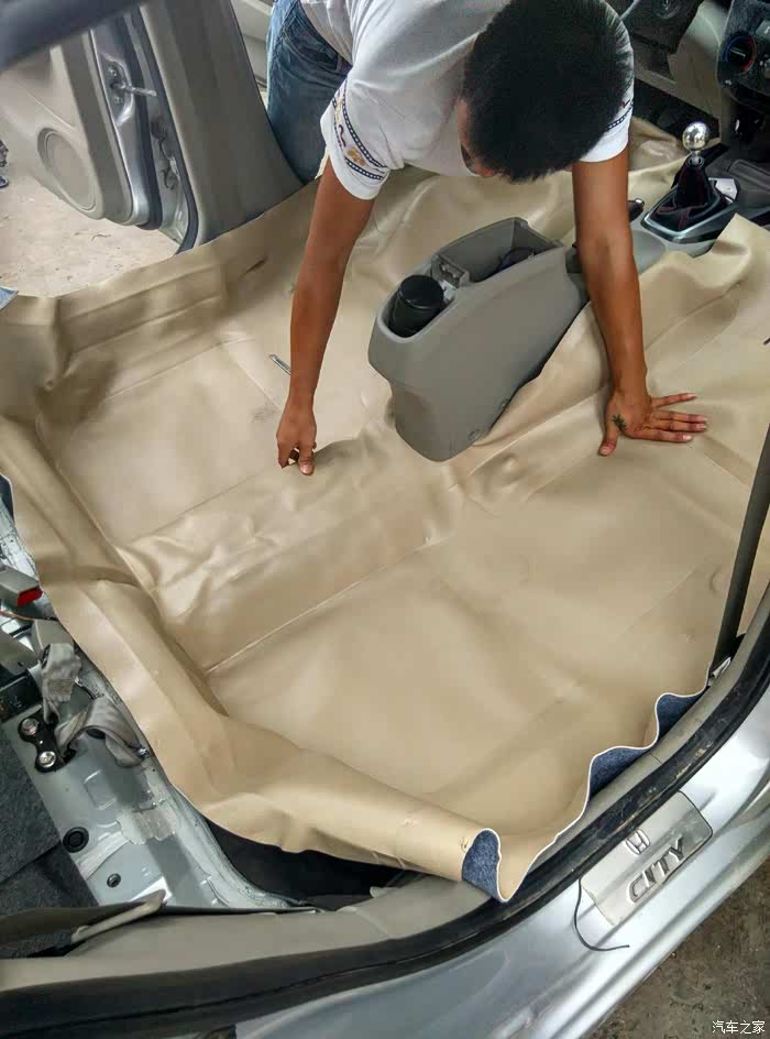 真皮座椅及铺地胶作业(大量图片)_锋范/锋范经典论坛_汽车之家论坛