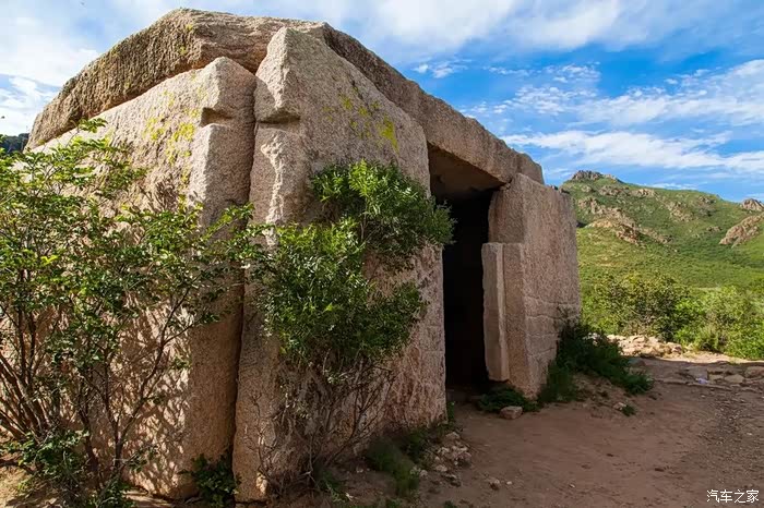 辽代皇帝耶律阿保机的墓像个石盒子