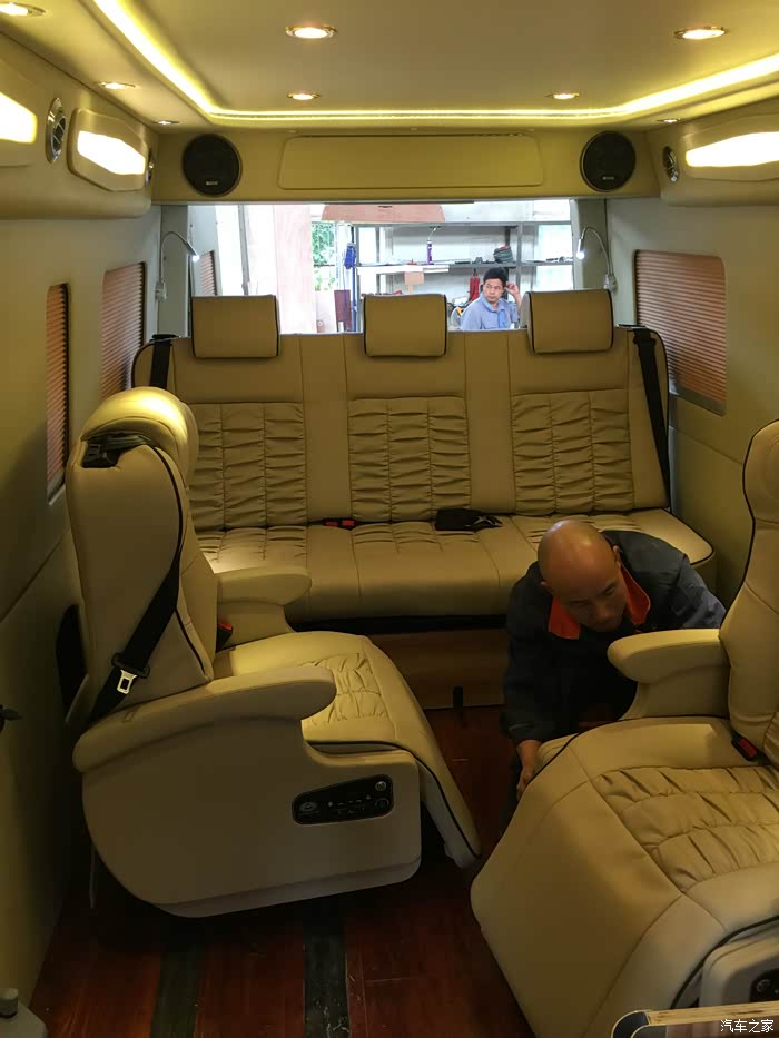 上汽大通v80商务风格房chuang车改装