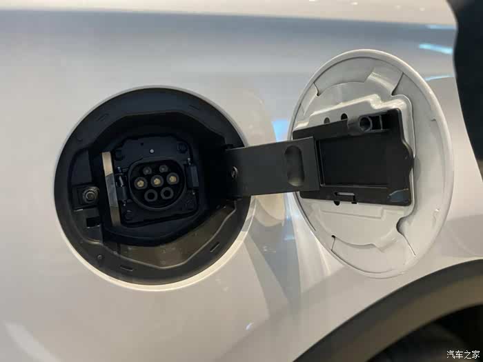 rx5 eplus的充电口,它的续航其实也挺给力的,日常做个纯电车,上下班