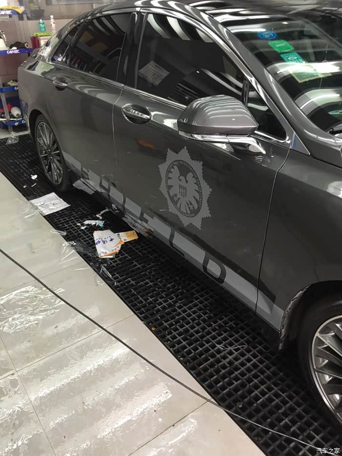 洗车师傅贴的很仔细,是湿贴,自己根本不会