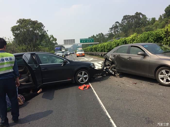 小心谨慎地开车,还是躲不开.被迈腾追尾了