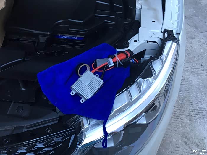 新逍客 近光雪莱特氙气灯安装作业