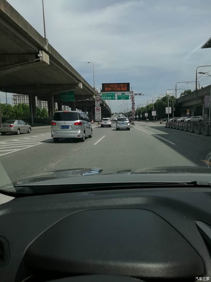 上逸仙路高架 外面34度的高温