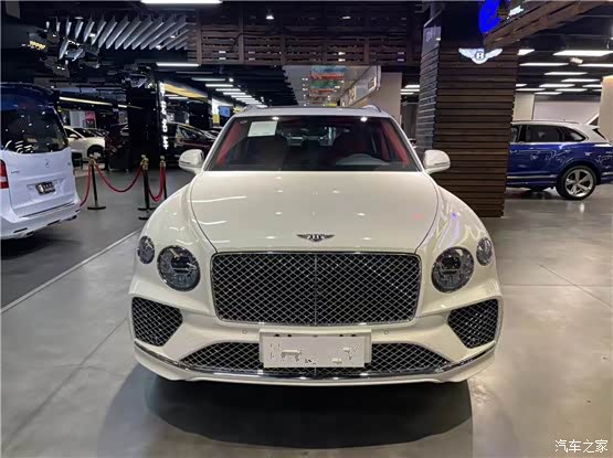 宾利添越前脸最具辨识度的设计当属四圆形车灯和大尺寸镀铬中网