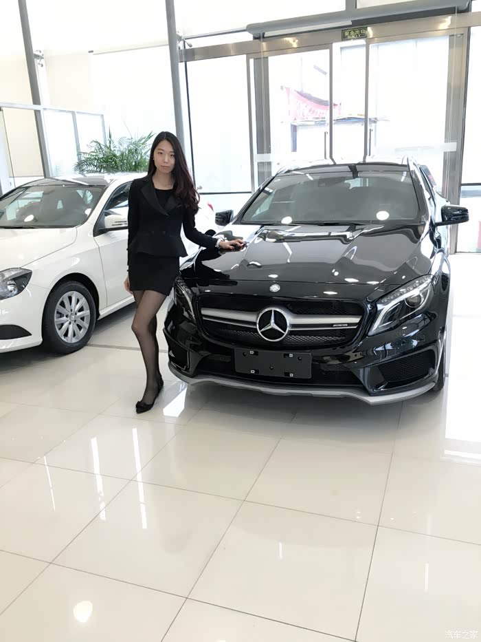 上海提奔驰gla45提车,闺蜜当车模