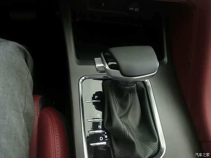 精致的电子档把,换挡平顺,使用方便