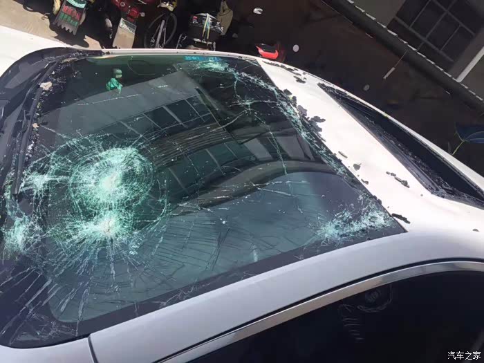 谁的车被冰雹砸成这样