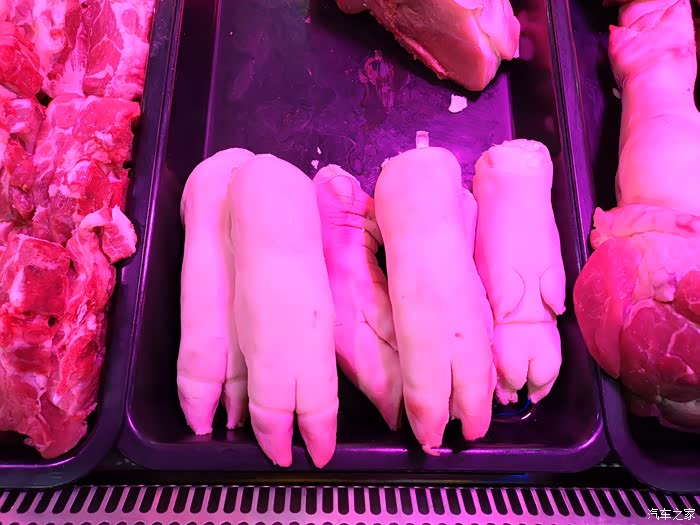 下班了开车去超市买菜,今天来学着做一个红烧猪蹄