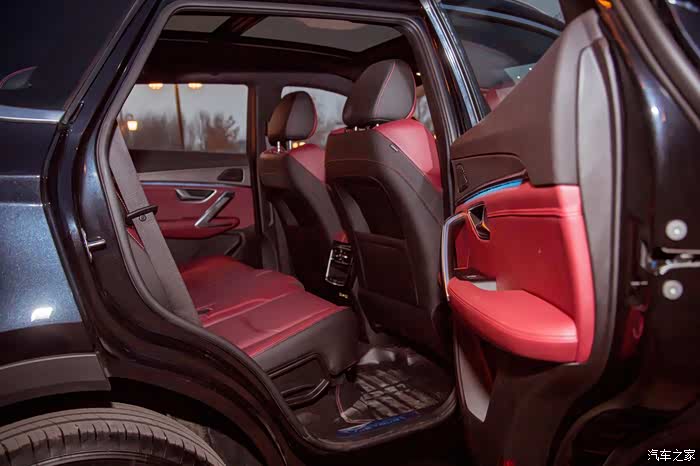 媳妇当车模寒流来袭温暖随行捷途x70plus与冻人美女