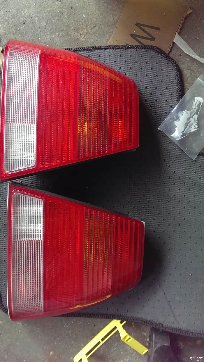 两幅宝来原车尾灯