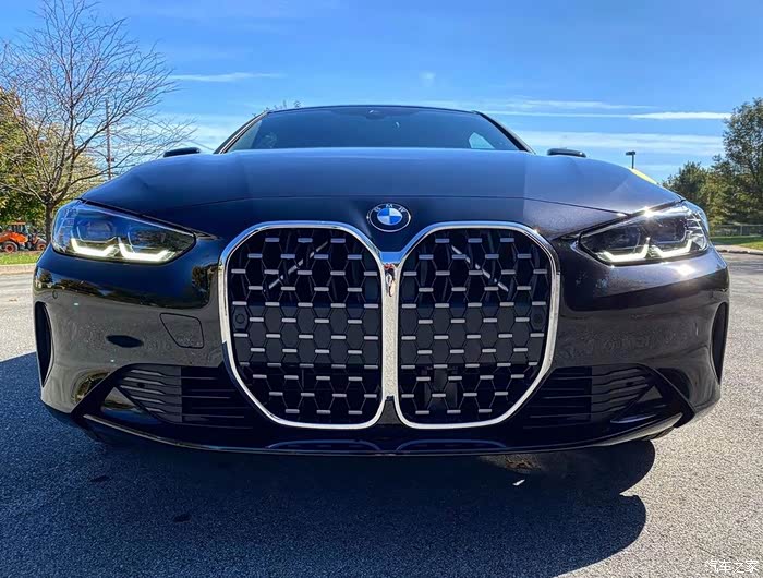 宝马整个前脸,车型的设计还有尾灯,确实都设计的比较年轻化