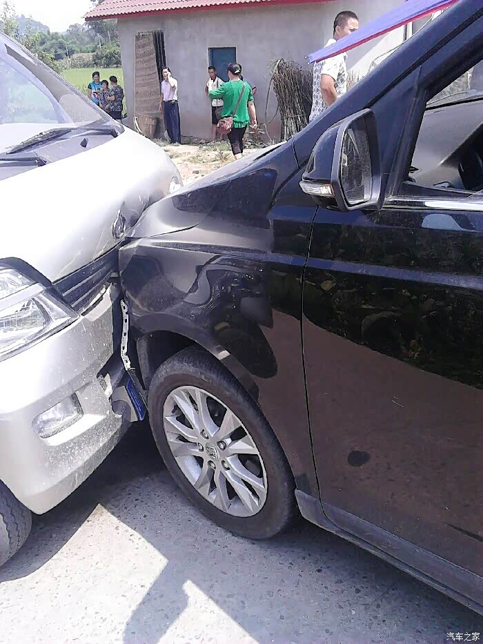 刚才看见730与面包车的车祸