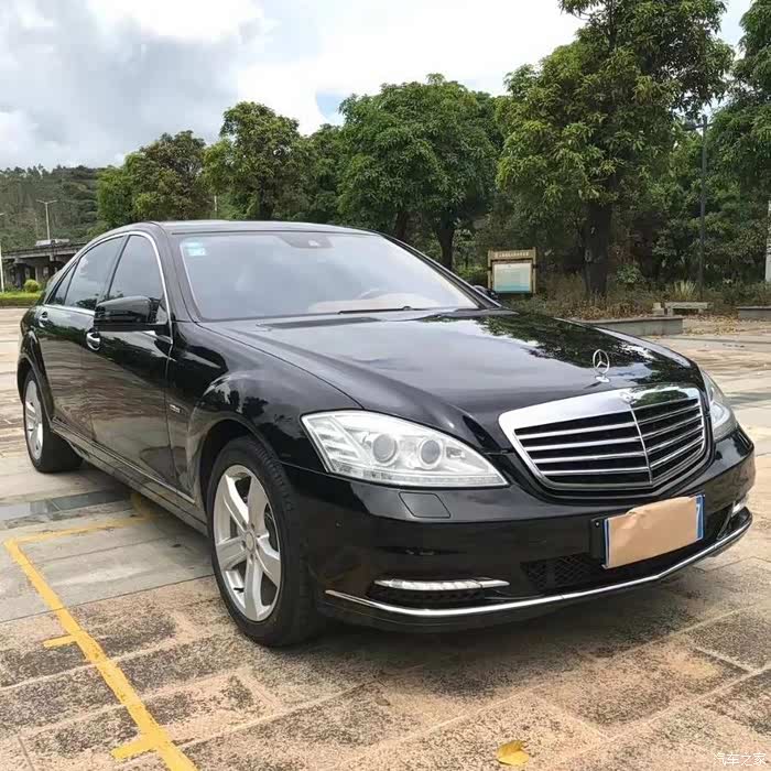 黑色的奔驰s级别45度角彰显它的魅力后备箱空间充足爱了