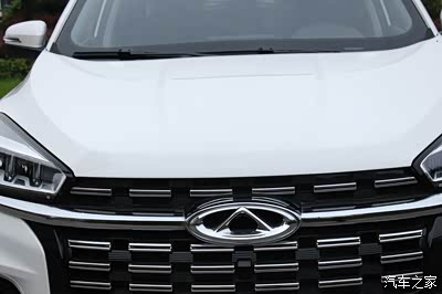虎子前脸中间的奇瑞车标可以说是非常显眼的,车标设计也是大气,好看