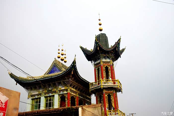 东乡族县唐汪镇的醉美杏花和丹霞奇观