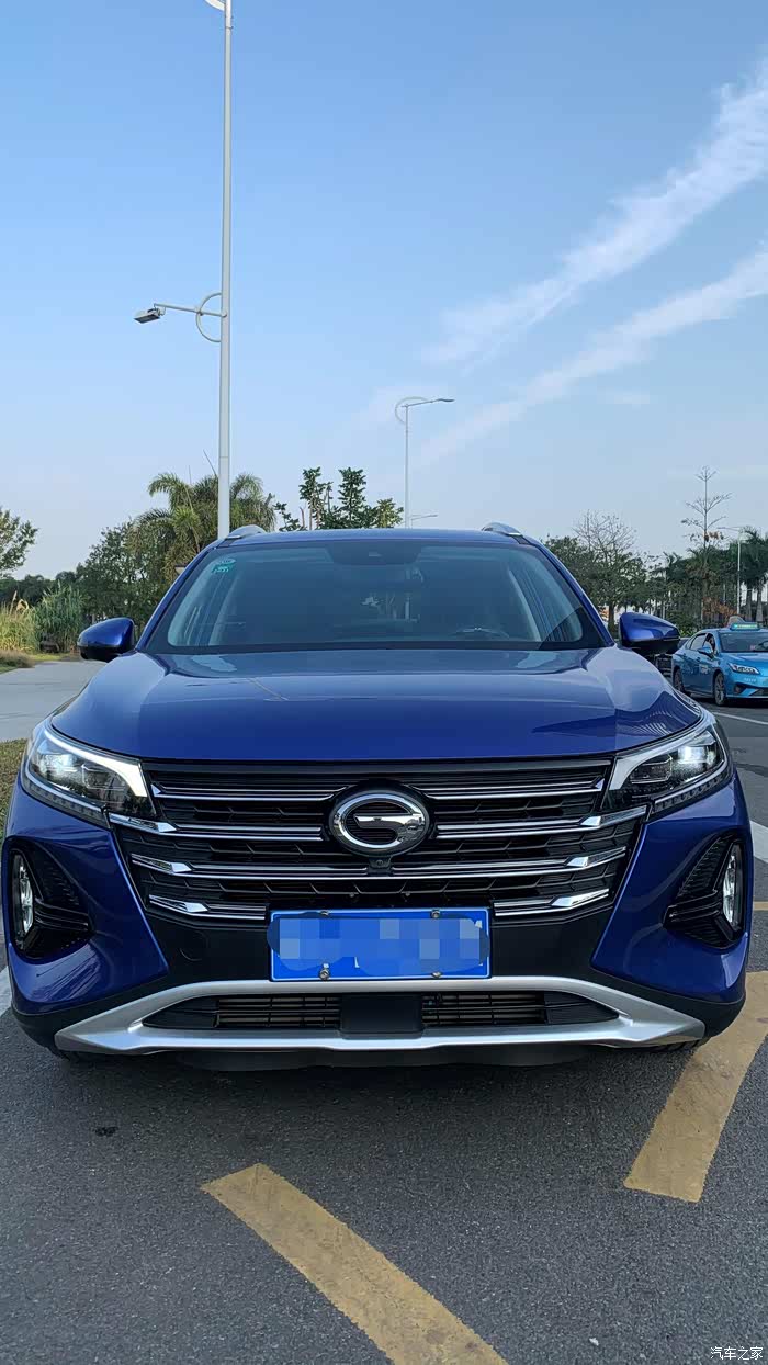 摩天大厦下的那一台闪眼的蓝色传祺gs4