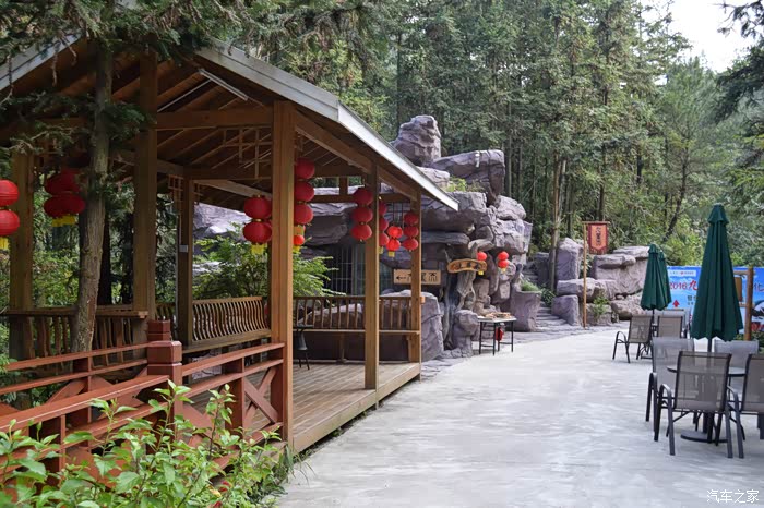 进入景区是一排休息区.