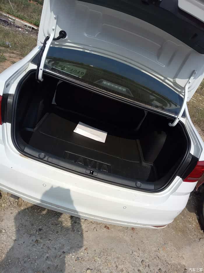 朗逸后备箱上面怎么这样?是正常的吗