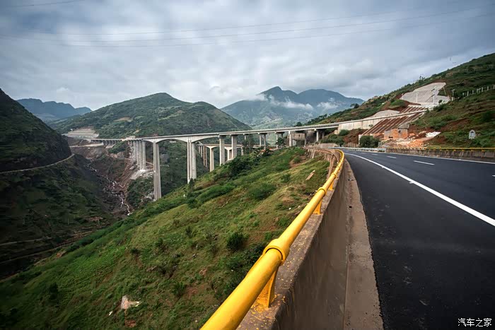 这是在牛栏江上拍的云南最高公路桥——牛栏江大桥